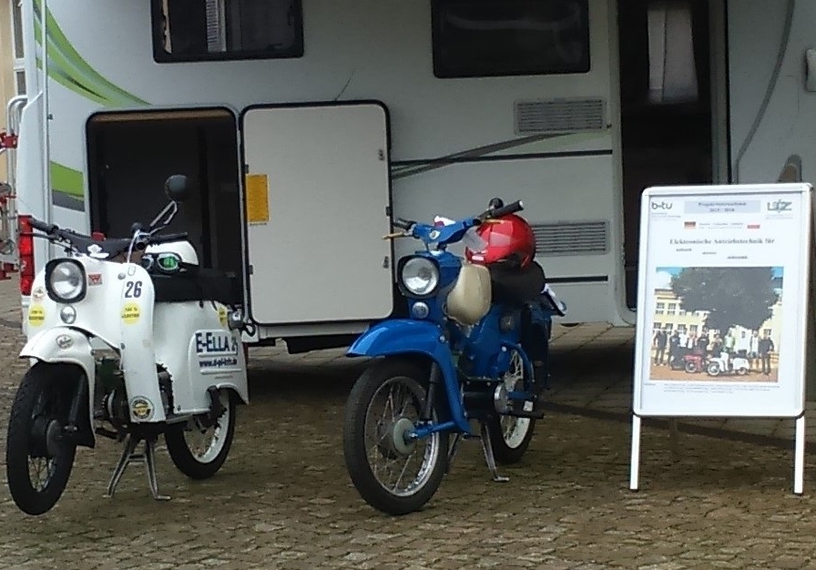 Zwei Simson-Mopeds, die im Rahmen des Projektes "International" auf Elektroantrieb umgerüstet wurden. Foto: Till Ostermann
