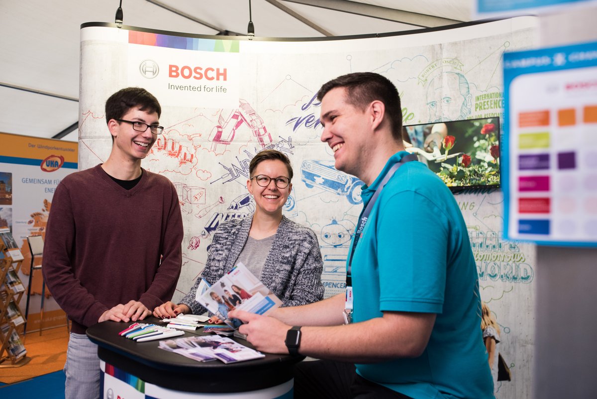 Beratungssituation an einem Messestand