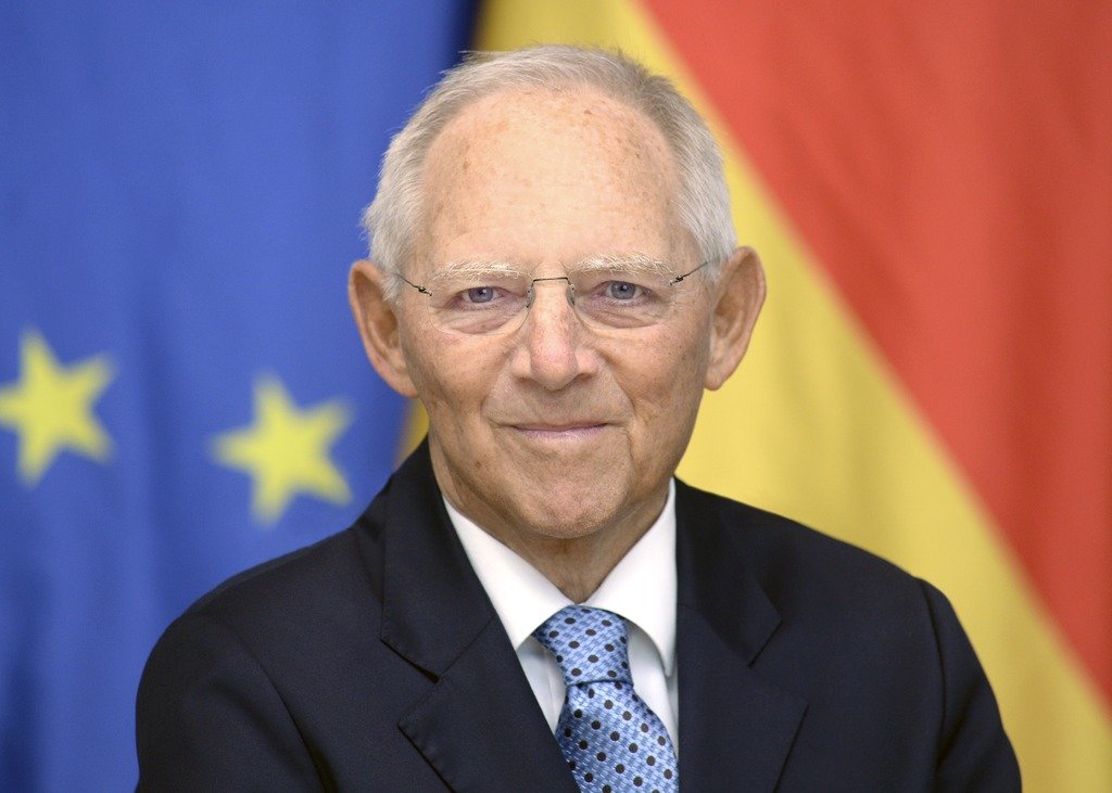 Portrait Dr. Wolfgang Schäuble in front of European and German flag