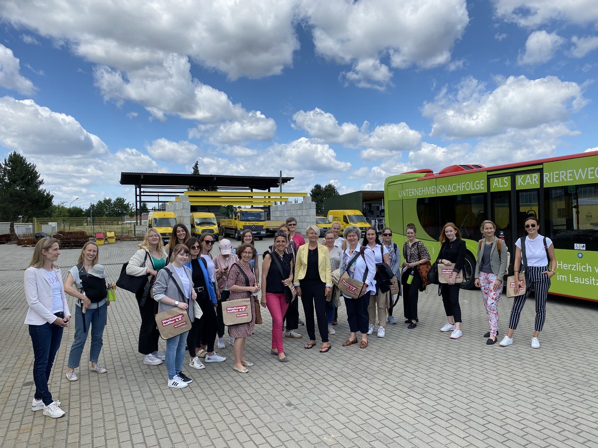 eine Gruppe junger Frauen vor dem Nachfolge-Bus