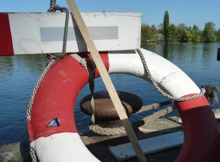 Rettungsring an einem Steg an einem See