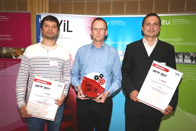 Erstplatzierte beim LWTP 2017, Prof. Dr. Peter Schierack (re.) und Dr. Stefan Rödiger (li.) mit dem Geschäftsführer der Attomol GmbH, Dr. Werner Lehmann.