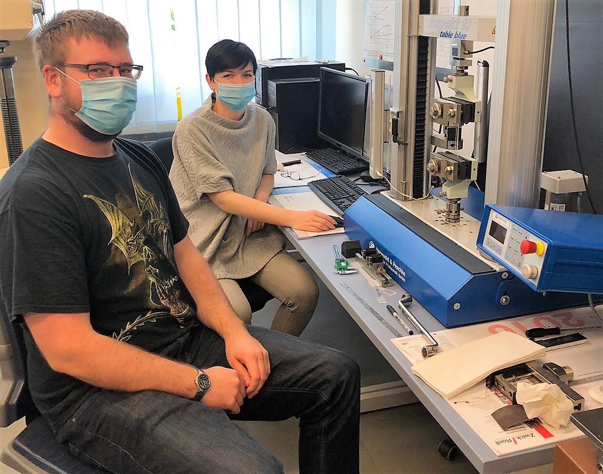 Eine Studentin und ein Student bei Versuchen zur Optimierung des Chassis für das Energiesparmobil des Teams Lausitz Dynamics - sizend im Labor.