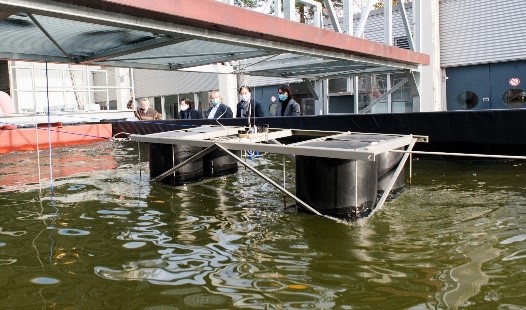 Schwimmkörper auf dem Wasser in einer Versuchsrinne.