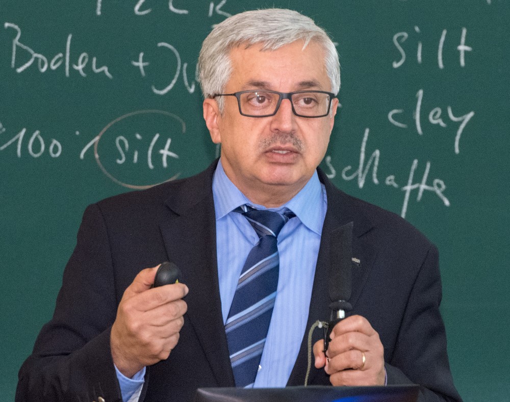 Prof. Dr. Bachar Ibrahim, eine Vorlesung haltend.