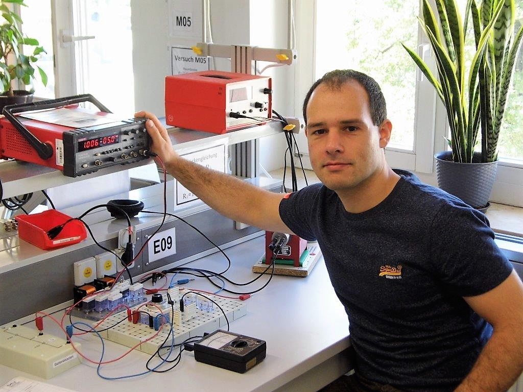 Der Referent der aktuellen Kinderuni-Vorlesung Shadi Sykora sitzt an seinem Arbeitsplatz im Physikalischen Praktikum der BTU in Senftenberg. Foto: Ingo Berger