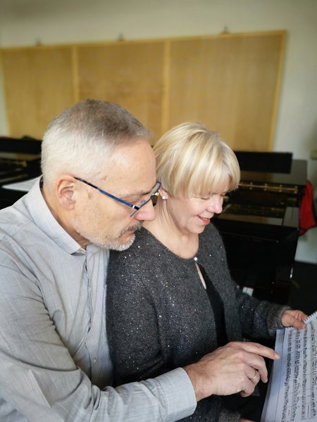 Veronika Glemser und Prof. Wolfgang Glemser beim Notenstudium.