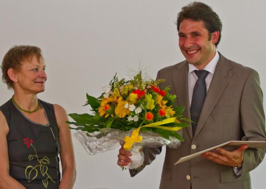 Ministerin Sabine Kunst übergibt den Landenslehrpreis 2015 an Dr. Florian Zaussinger.