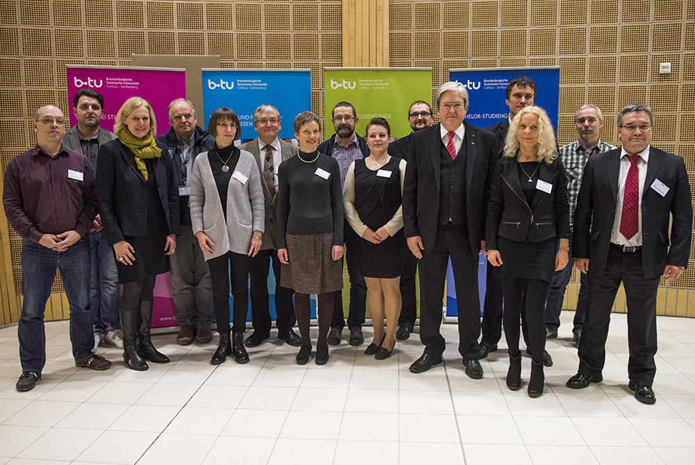 Gruppenbild zur Eröffnung des Institutes für Medizintechnologie