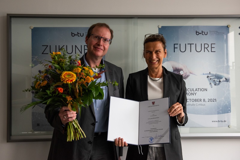 Prof. Michael Hübner (l.) erhält die Ernennungsurkunde von der Präsidentin Prof. Gesine Grande