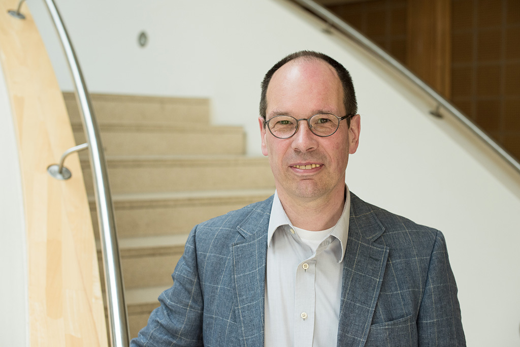 Portrait photo of Prof. Dr. Stefan Zundel