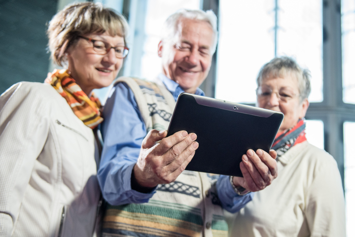 Senioren mit einem Tablet