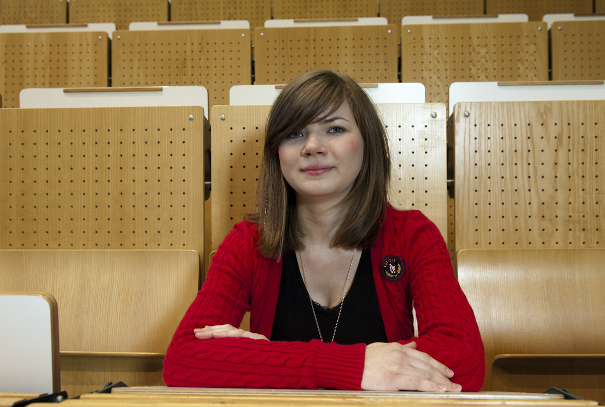 Eine Studentin im Hörsaal der BTU