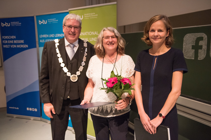 Prof. Dr. Annemarie Jost (Mitte) neben dem BTU-Präsidenten und Dr. Claudia Börner bei der Preisverleihung