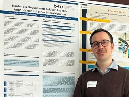 Das Foto zeigt den Studierenden Manoah Fischer mit seinem Poster „Kinder als Besuchende kritisch kranker Angehöriger auf einer Intensivstation