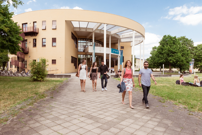 Studierende vor dem Konrad-Zuse-Medienzentrum am Campus Senftenberg