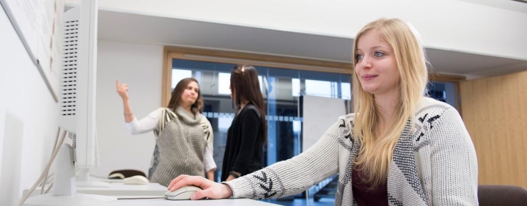 Studierende können sich für die Zahlung der Semestergebühr an den Rechnern im Hauptgebäude, Raum 0.27 einen Überweisungsträger ausdrucken.