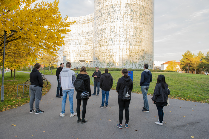 Stadttour mit Halt vor dem IKMZ