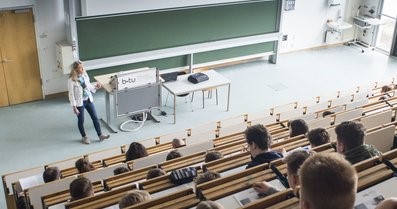 Studierende im Hörsaal.