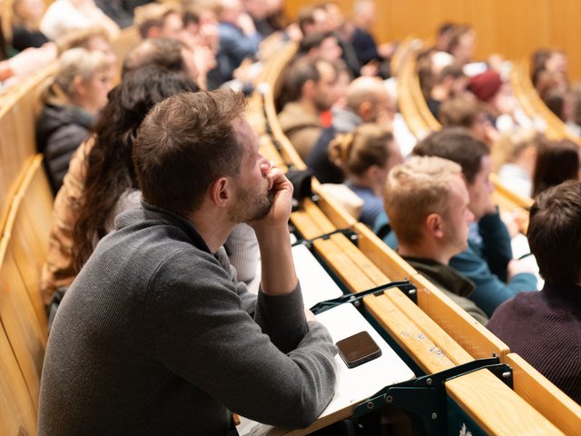 Studierende im Hörsaal.