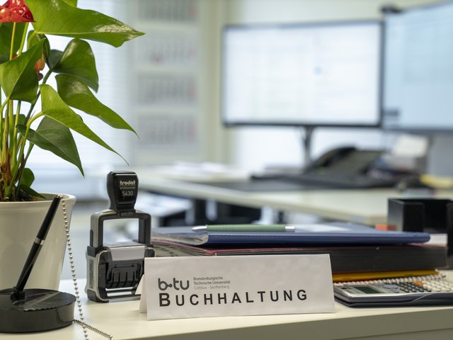 Schreibtisch mit Aufsteller Buchhaltung