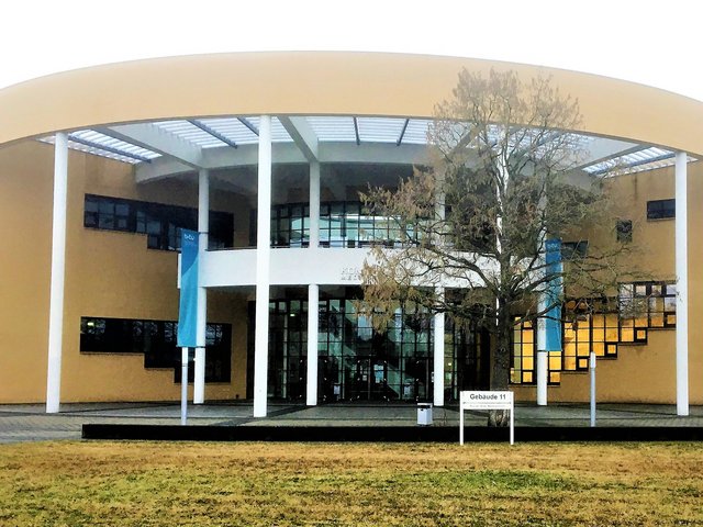 Das Konrad-Zuse-Medienzentrum im Herbst.