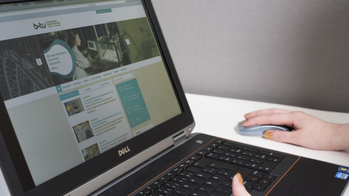Laptop mit geöffneter b-tu.de Startseite
