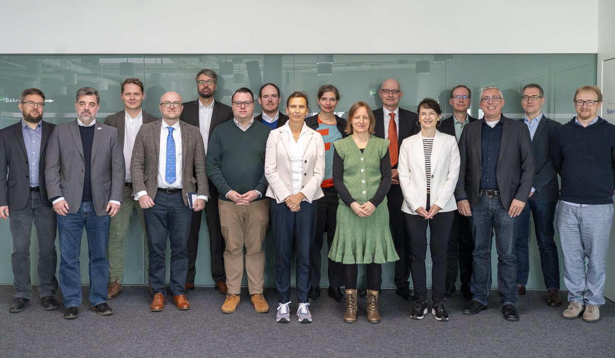 Neuberufene 2024 (v. l. n. r.): Prof. Dr. Krzysztof Piotrowski, Prof. Dr. Christoph Neukum, Prof. Dr. Jens Adam, Robert Denk (Kanzler), Prof. Dr. Stefan Kirchner, Prof. Dr. Klaus Schricker, Prof. Dr. Thomas Flisgen, Prof. Dr. Gesine Grande, (Präsidentin), Prof. Katharina Stuckrad, Prof. Dr. Louise Rütting, Prof. Dr. Mario Schenk, Prof. Dr. Constanze Tschöpe, Prof. Dr. Michael Hübner (Vizepräsident für Forschung und Transfer), Prof. Dr. Axel Neffe, Prof. Dr. Wolfram Berger (Vizepräsident für Internationalisierung), Prof. Dr. Michael Beckmann (Foto: Ralf Schuster)