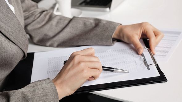 auf einem Notizblock werdenInformationen mittels Stift festgehalten